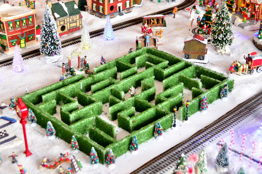Christmas Hedge Maze Christmas Hedge Maze